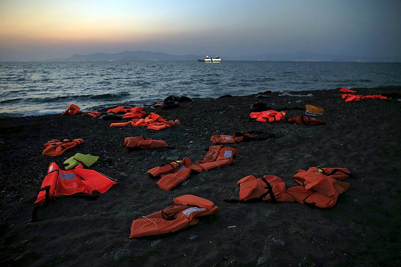 Остров Кос, Греция. Спасательные жилеты сирийских беженцев, пересекших Эгейское море на шлюпке в поисках убежища