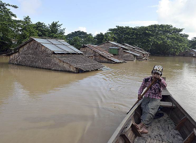 Залун, Мьянма. Мужчина на лодке в затопленной наводнением деревне