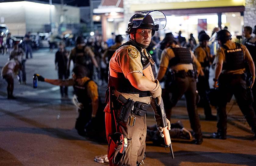 По данным американских СМИ в ночь на вторник, полиции пока не удалось полностью успокоить протестующих 
