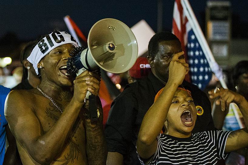 Убийство полицейским чернокожего Майкла Брауна вызвало многотысячные акции протеста в американском городе Фергюсоне. Выступления продолжались несколько недель, около 50 участников были задержаны