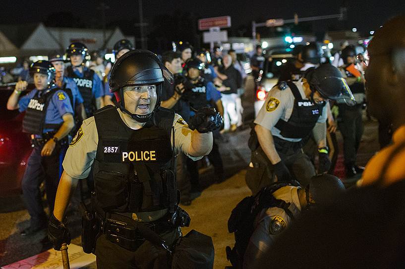 Убийство полицейским чернокожего Майкла Брауна вызвало многотысячные акции протеста в американском городе Фергюсоне. Выступления продолжались несколько недель, около 50 участников были задержаны
