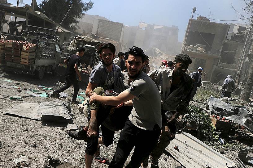 Дамаск, Сирия. Эвакуация раненного в результате авиаудара по рыночной площади