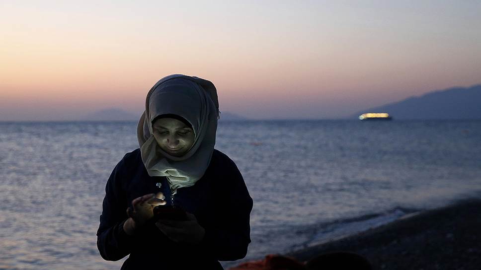 Остров Кос, Греция. Беженка из Сирии отправляет текстовое сообщение родным сразу после прибытия на остров
