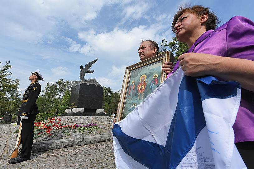 Санкт-Петербург, Россия. Памятная церемония на Серафимовском кладбище, где похоронены моряки, погибшие на подводной лодке «Курск» 15 лет назад