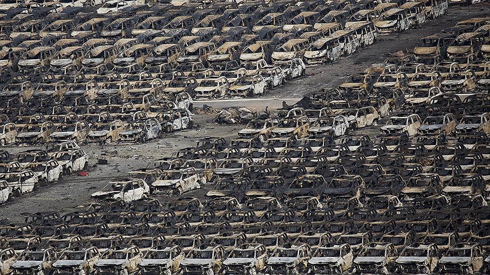 Тяньцзинь, Китай. Новые автомобили на стоянке, сгоревшие после мощных взрывов в порту города