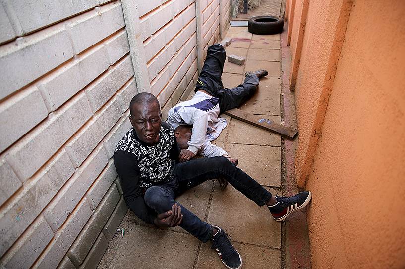 Йоханнесбург, ЮАР. Грабители, подстреленные и скованные наручниками во время попытки проникнуть в дом, в котором проживает семья полицейских