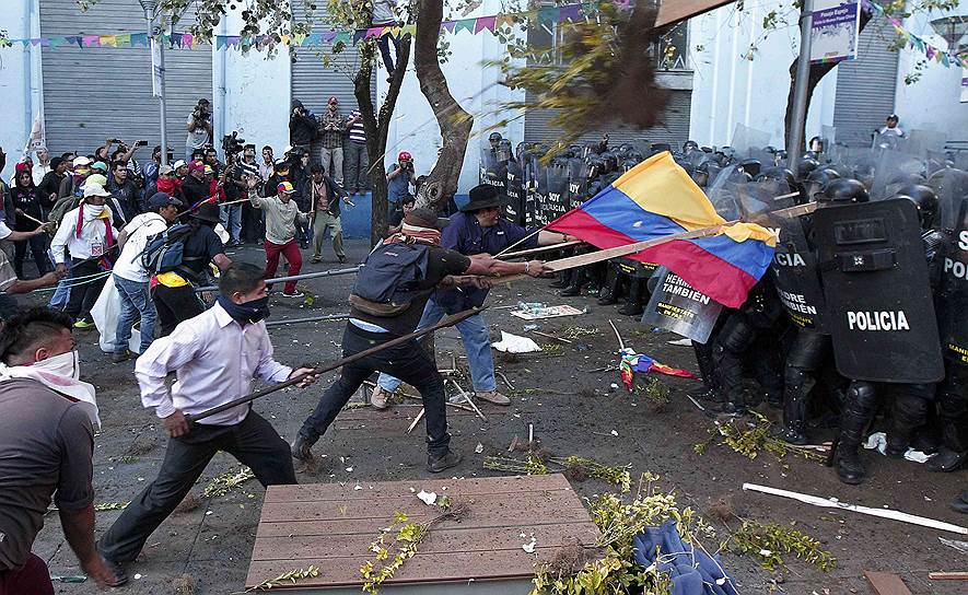 Кито, Эквадор. Столкновения митингующих, которые протестуют против политики президента страны, с полицией