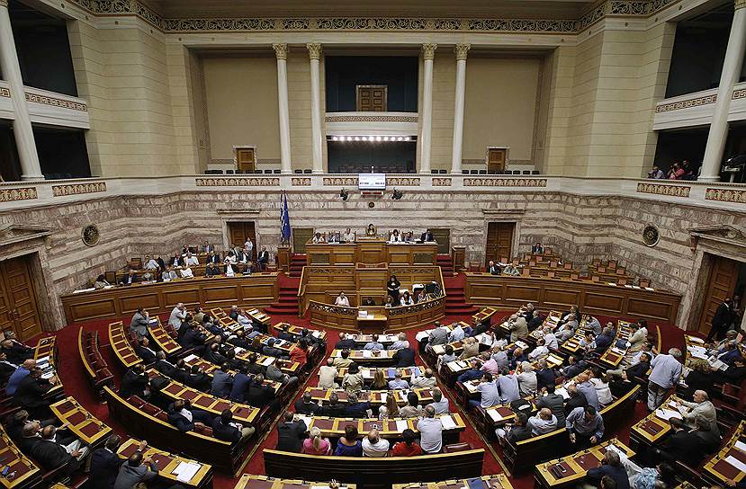 14 августа. Греческий парламент одобрил пакет реформ, проведение которых необходимо для получения третьей программы помощи от международных кредиторов в объеме €85 млрд