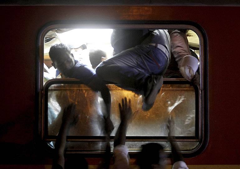 Гевгелия, Македония. Мигранты пытаются попасть на поезд, который едет в Сербию