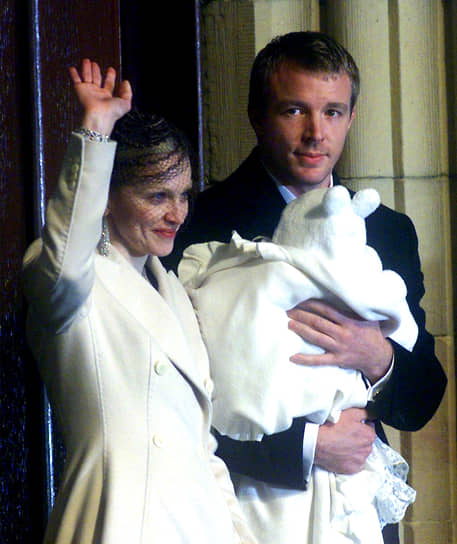 В 2000 году Мадонна вышла замуж за режиссера Гая Ритчи (на фото), в том же году у звездной пары родился сын. Мадонна и Ритчи расстались в 2008-м
