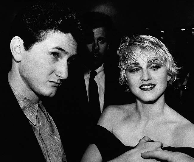 Шон Пенн женился на Мадонне (на фото) в 1985 году. С ней он сыграл в фильме «Шанхайский сюрприз». Картина считается одной из неудачных в его карьере. Супруги развелись в 1989 году