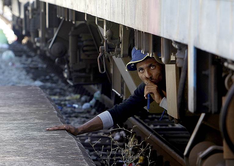 Гевгелия, Македония. Нелегальный мигрант, пытающийся пробраться на поезд, едущий в направлении Сербии