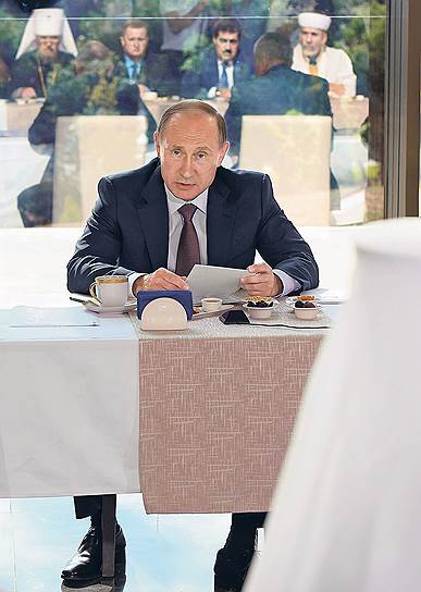 Народности Крыма лицом к лицу и спиной к спине встретились с Владимиром Путиным