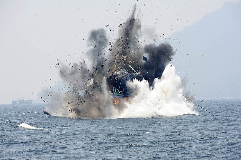 Индонезия. Уничтожение одного из 38 иностранных судов, задержанных за нелегальный лов рыбы в индонезийских водах