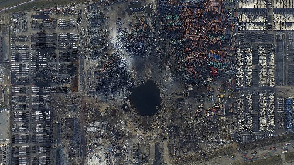 Тяньцзинь, Китай. Воронка на месте одного из взрывов, прогремевших в порту города