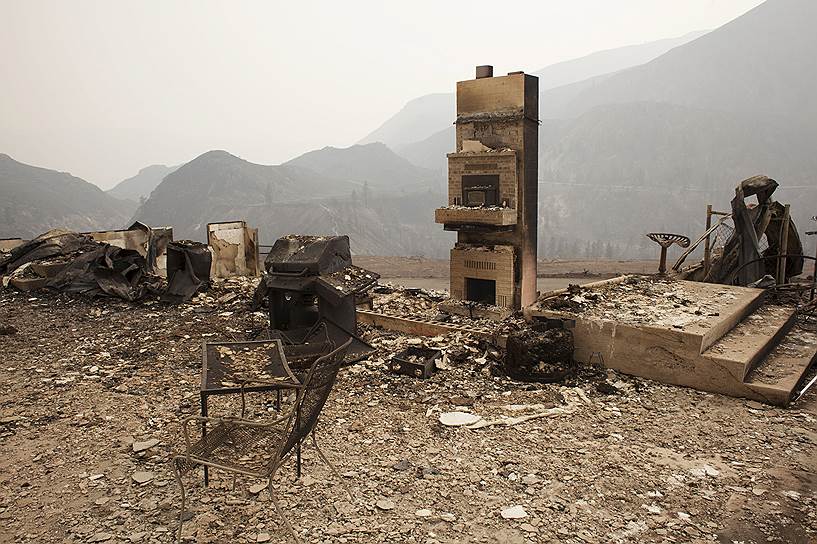 Челан, штат Вашингтон, США. Останки дома, сгоревшего во время лесных пожаров