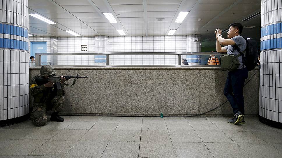 Сеул, Южная Корея. Солдат во время масштабных антитеррористических учений в стране