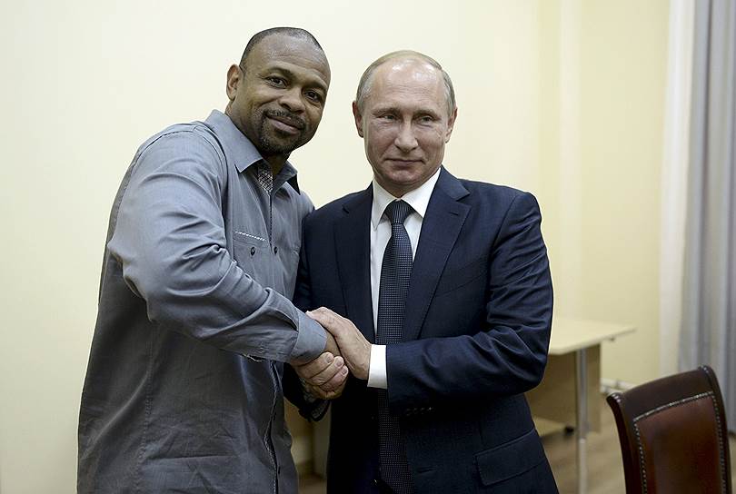 Боксер Рой Джонс (слева) и президент России Владимир Путин