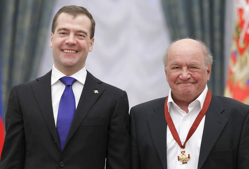 «Не знаю, кто придумал такую формулировку: &quot;незаменимых людей нет&quot;. Не может быть такого! Каждый человек незаменим»
&lt;br>На фото: Лев Дуров (справа) и президент России Дмитрий Медведев на церемонии награждения в Кремле, 2011 год