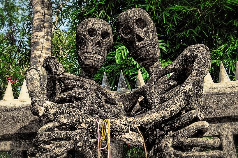 Скульптура «Смерть не разлучит нас» в Сала Кеоку, Таиланд
