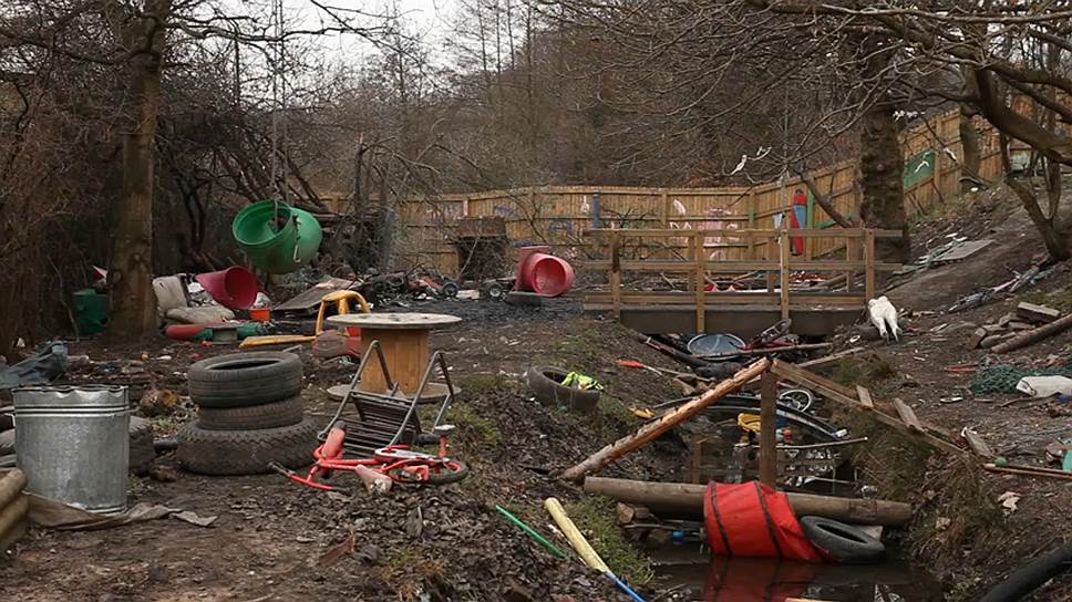 В Уэльсе работает «приключенческая» игровая площадка, которую использовали при съемках короткометражного документального фильма «Земля» о природе игры, риска и опасности