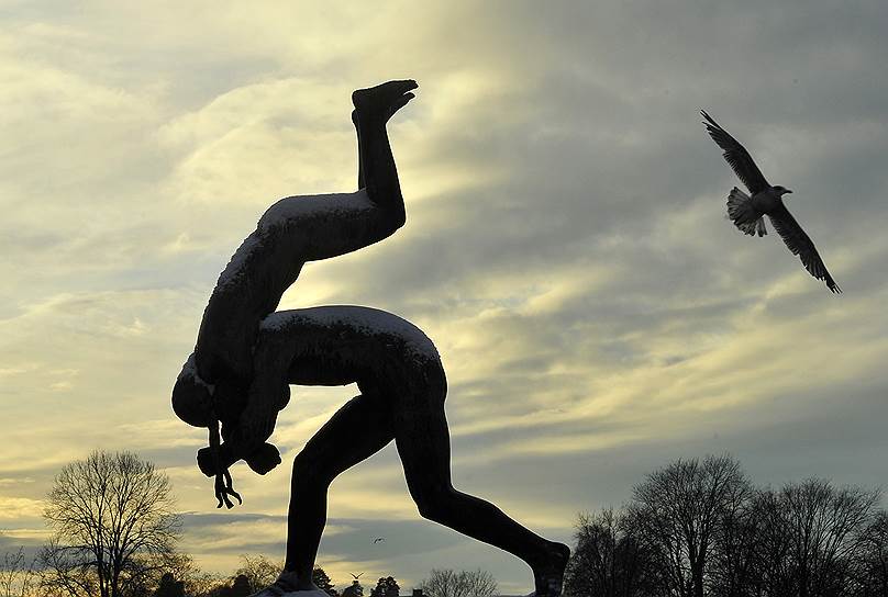 Большинство статуй в парке изображают людей, которые запечатлены во время различных занятий, таких как бег, борьба, танцы, объятия