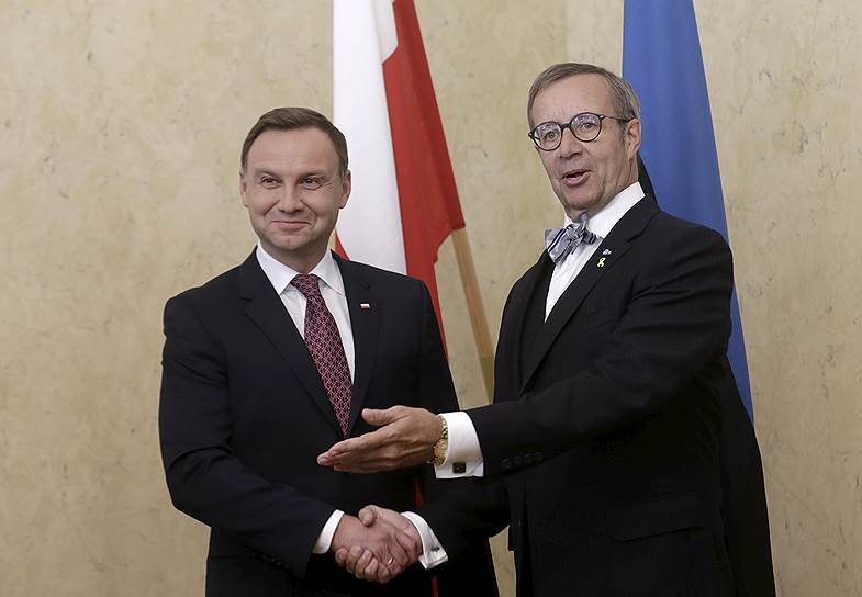 Президент Польши Анджей Дуда (слева) и президент Эстонии Тоомас Хендрик Ильвес в Таллине