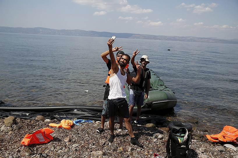 Остров Лесбос, Греция. Беженцы из Сирии делают «селфи» после прибытия на остров на резиновой лодке