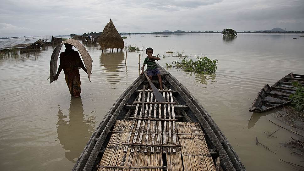 Штат Ассам, Индия. Деревня, затопленная в результате сезонного наводнения