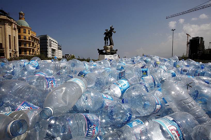 Бейрут, Ливан. Пластиковые бутыли из-под воды, собранные на площади Мучеников для дальнейшей переработки