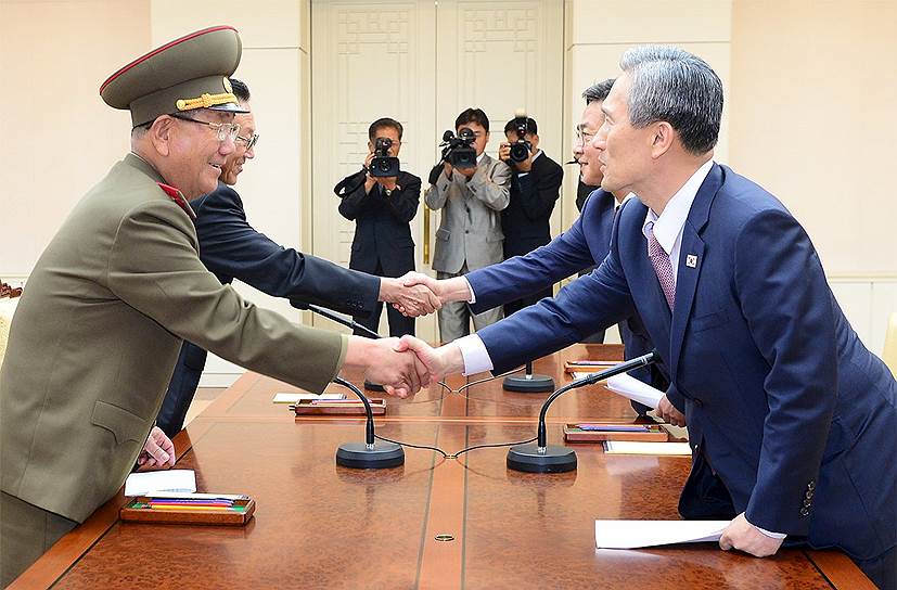 Пханмунджом, Корейская демилитаризованная зона. Участники переговоров на высшем уровне между КНДР и Южной Кореей 