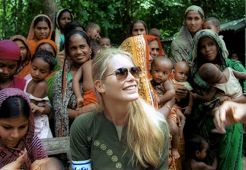 Клаудиа Шиффер активно занимается общественной деятельностью, являясь послом доброй воли UNICEF от Великобритании
&lt;br>На фото: Клаудиа Шиффер в одной из деревень вблизи города Дакка (Бангладеш)