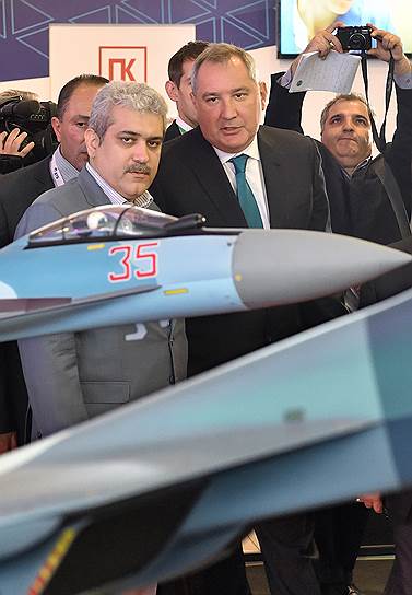 Вице-президент Ирана Сорену Саттари (слева) и заместитель председателя правительства России Дмитрий Рогозин (справа) 