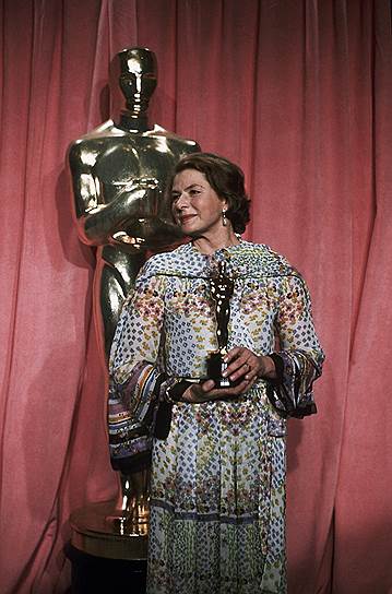 Ингрид Бергман семь раз номинировалась на «Оскар» и трижды получила статуэтку. Кроме того, она четырежды получала премию «Золотой глобус», дважды — «Эмми», а также стала первым лауреатом премии «Тони» (в 1947 году). Ингрид Бергман также заняла четвертое место в рейтинге Американского института киноискусства «100 величайших звезд кино за 100 лет»