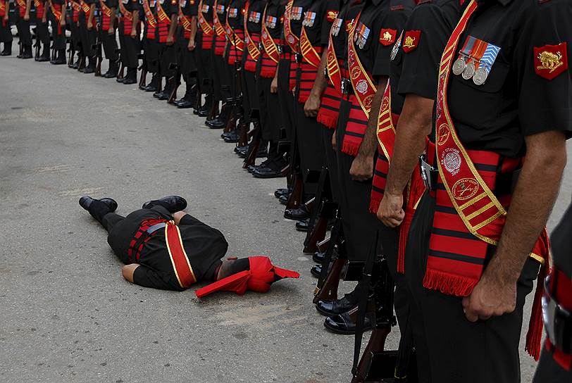 Нью-Дели, Индия. Солдат, упавший в обморок во время торжественной церемонии, посвященной 50-летию войны между Индией и Пакистаном