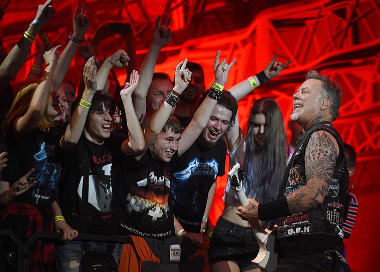 Москва, Россия. Лидер группы Metallica Джеймс Хэтфилд во время концерта в «Олимпийском»