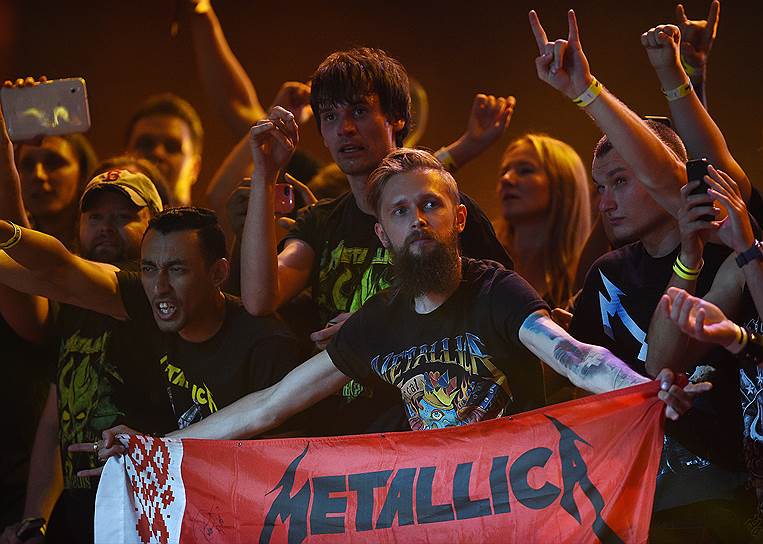 Зрители на концерте Metallica в спорткомплексе «Олимпийский»