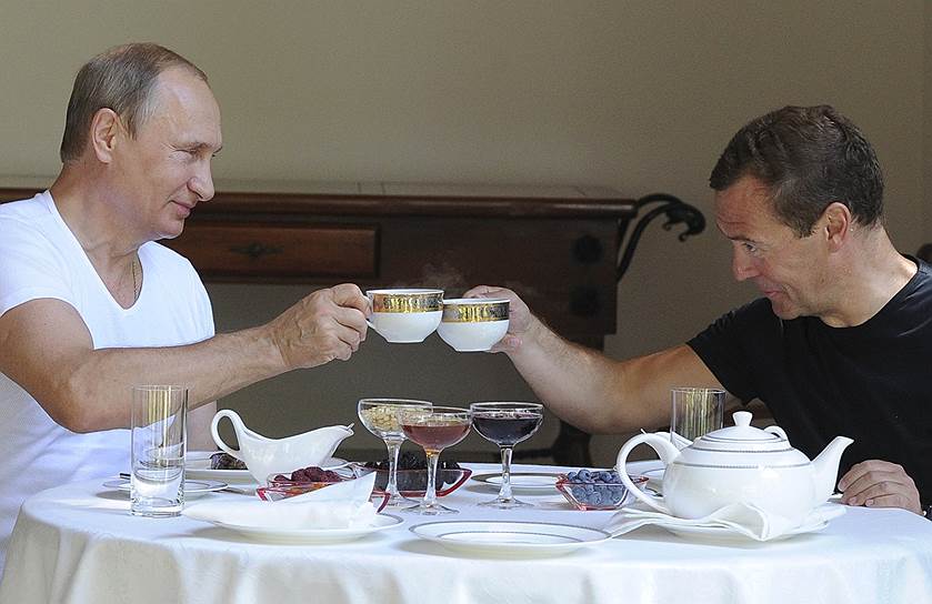 Президент России Владимир Путин (слева) и премьер-министр РФ Дмитрий Медведев