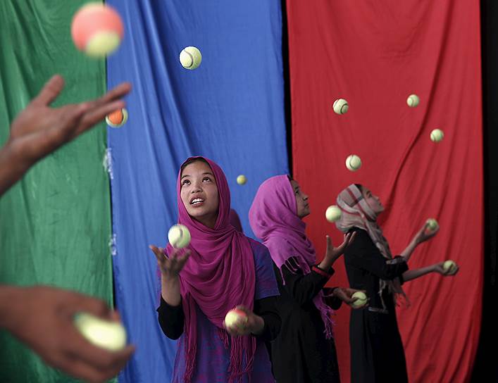 Кабул, Афганистан. Бродячий цирк для детей показывает свои номера в лагерях, детских домах и школах по всей стране 