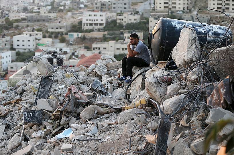 Дженин, Палестина. Мужчина на обломках дома, разрушенного израильскими военными во время рейда против исламистов