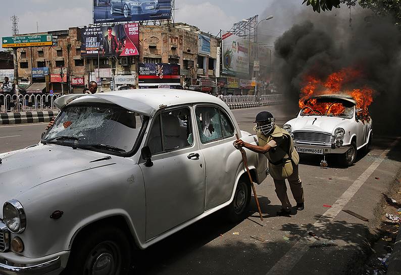 Лакхнау, Индия. Последствия беспорядков, возникших во время студенческого митинга