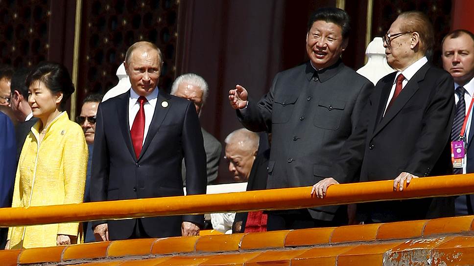 Слева направо: президент России Владимир Путин, председатель КНР Си Цзиньпин, бывший председатель КНР Цзян Цзэминь