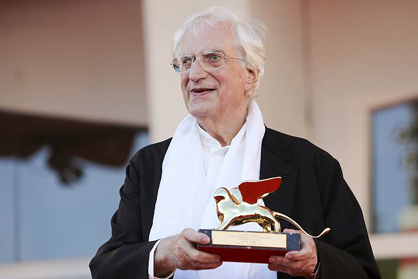 Режиссер Бертран Тавернье позирует на красной дорожке с наградой «Golden Lion For Lifetime Achievement» за вклад в кинематограф