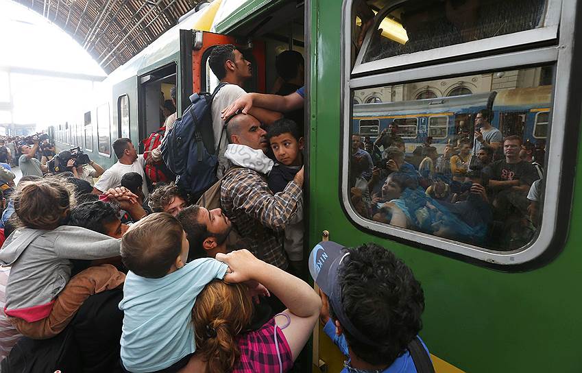 3 сентября. Ситуация на вокзале в Будапеште, где сотни мигрантов ждут поездов до Западной Европы, заметно обострилась. Полиция сняла оцепление вокзала, после чего нелегалы хлынули на платформы. Не обошлось и без столкновений с полицией. Тем временем все больше стран ЕС публично выступает за пересмотр действующих правил предоставления убежища в странах Евросоюза