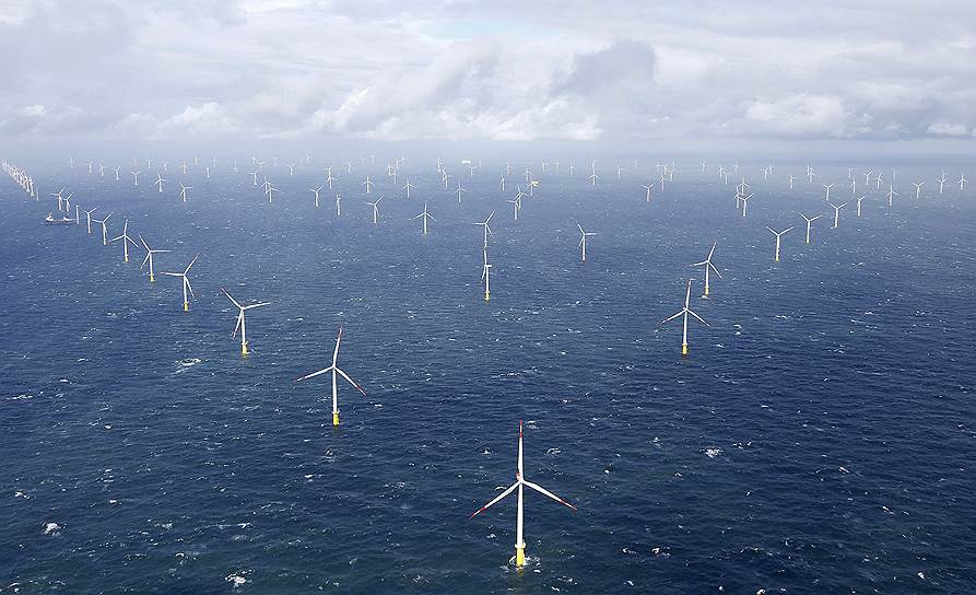 Амрум, Германия. Ветряные турбины, установленные в Северном море у острова Амрум