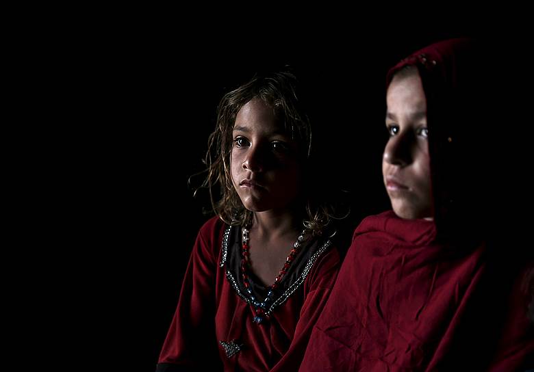 Кабул, Афганистан. Дети-беженцы смотрят обучающий фильм о минах в регистрационном центре Агентства ООН по делам беженцев