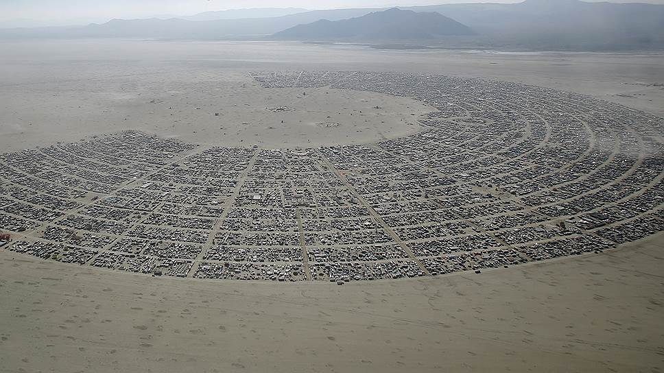 На время фестиваля в пустыне появляется огромный палаточный городок. В этом году фестиваль посетило в общей сложности около 70 тыс. гостей