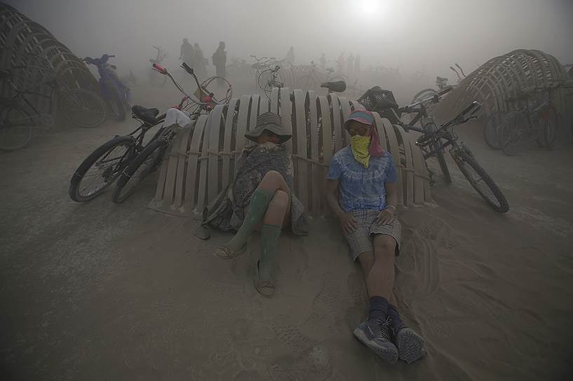 Солнезащитные очки и головные уборы — необходимость для участников фестиваля из-за частых песчаных бурь в пустыне