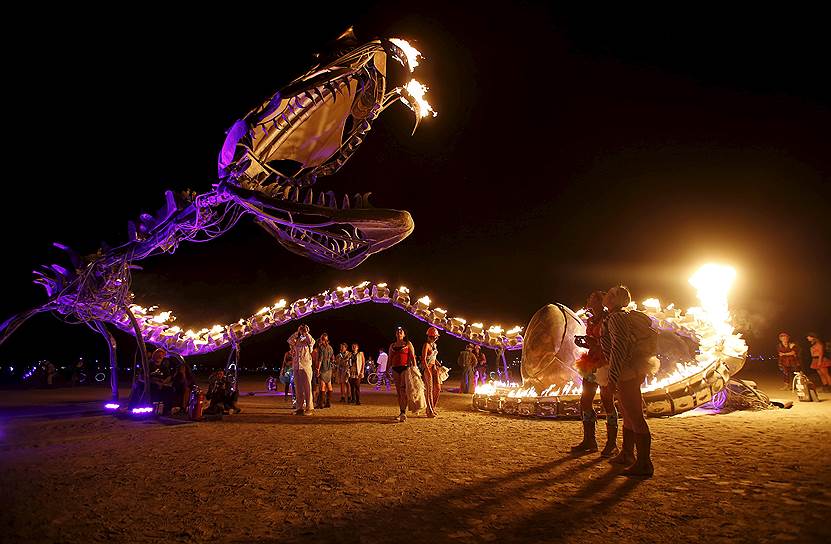 Некоторые из арт-объектов сжигаются их создателями до окончания «Burning Man»