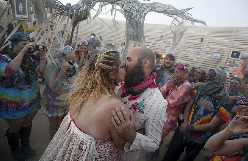 На фото: свадьба на фестивале «Burning Man»